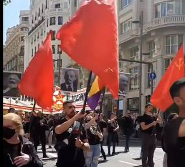 VIDEO/ Të majtët spanjollë, në mes të Madridit me portretet e Enver Hoxhës! VIDEO/ Të majtët spanjollë, në mes të Madridit me portretet e Enver Hoxhës!