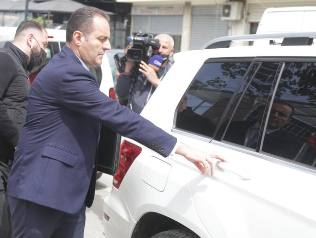 Adriatik Llalla kërkon pezullimin e vendimit të dënimit: Vuaj nga një sëmundje e rëndë, izolimi do më sjellë pasoja për shëndetin Adriatik Llalla kërkon pezullimin e vendimit të dënimit: Vuaj nga një sëmundje e rëndë, izolimi do më sjellë pasoja për shëndetin