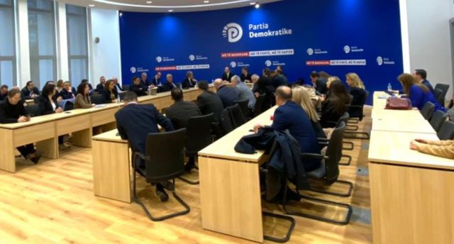 Doktori humbet kontrollin, deputetët e Rithemelimit e “braktisin”: Duhet të kemi një qeveri në hije. Berisha, jo kryeministër Doktori humbet kontrollin, deputetët e Rithemelimit e “braktisin”: Duhet të kemi një qeveri në hije. Berisha, jo kryeministër