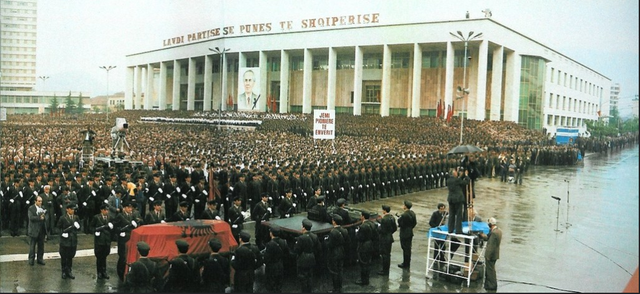 Dje ishte 11 Prill: Histeria kolektive me të qara e shkulje flokësh! (Foto) Dje ishte 11 Prill: Histeria kolektive me të qara e shkulje flokësh! (Foto)