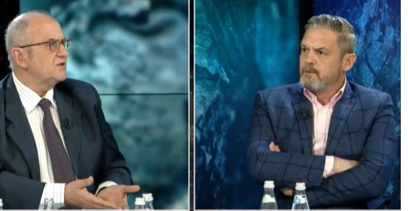 “I trashë je në hall”! plas keq SHERRI mes Vasilit dhe Alban Dudushit: Moderatori i’a numëron të gjitha një më një: Sa herë ke ndërruar ti krah… “I trashë je në hall”! plas keq SHERRI mes Vasilit dhe Alban Dudushit: Moderatori i’a numëron të gjitha një më një: Sa herë ke ndërruar ti krah…