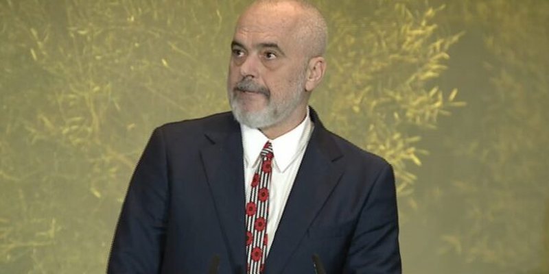 “Ky i gjati nuk i mbron të vetët”`! Salla gumëzhinë nga të qeshurat: Rama nuk përmbahet, i’u përgjigjet ‘zërave’ pas arrestimeve! Përgatituni për Sharrë siç dilja unë dikur në plazh “Ky i gjati nuk i mbron të vetët”`! Salla gumëzhinë nga të qeshurat: Rama nuk përmbahet, i’u përgjigjet ‘zërave’ pas arrestimeve! Përgatituni për Sharrë siç dilja unë dikur në plazh