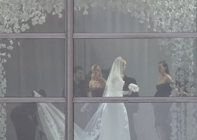 Të gjithë sytë tek ta, dalin pamjet nga dasma madhështore e djalit të David dhe Victoria Beckham, Nicola i mahnit të gjithë me fustanin e saj të nusërisë (VIDEO) Të gjithë sytë tek ta, dalin pamjet nga dasma madhështore e djalit të David dhe Victoria Beckham, Nicola i mahnit të gjithë me fustanin e saj të nusërisë (VIDEO)