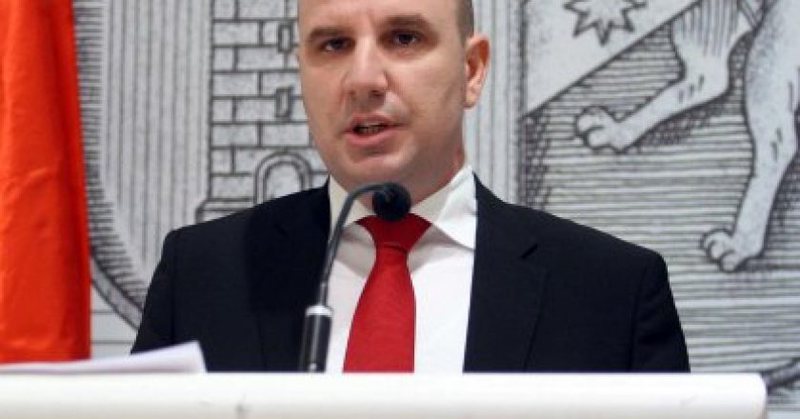 A është luftë tenderash apo ushqim social përplasja midis medias së lirë dhe Dritan Agollit?