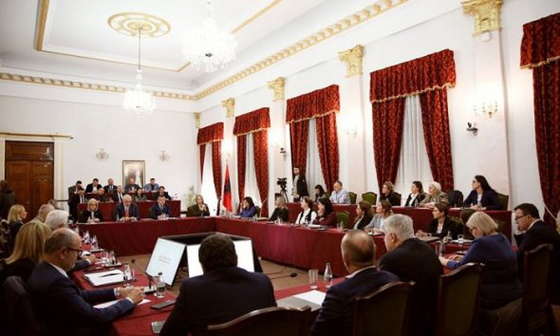 Kush është politikania e njohur?! Zbulohet emri i kandidatit më të votuar për President në zarfat sekrete të mazhorancës Kush është politikania e njohur?! Zbulohet emri i kandidatit më të votuar për President në zarfat sekrete të mazhorancës