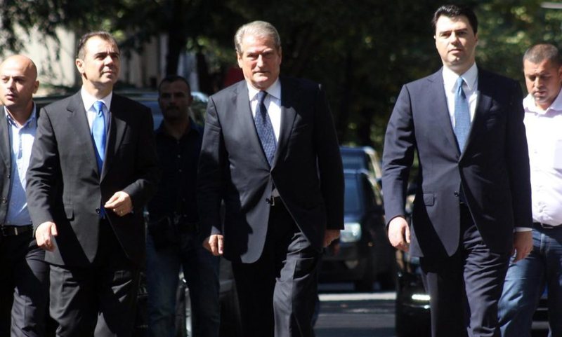 Përjashtimi i Berishës nga PD: Kur koha “dënon” dhe vetë krijuesin! Ja se ç’ndodhi në Konferencën e“Jashtëzakonshme” të 13 gushtit 1992 që damkosi selinë blu Përjashtimi i Berishës nga PD: Kur koha “dënon” dhe vetë krijuesin! Ja se ç’ndodhi në Konferencën e“Jashtëzakonshme” të 13 gushtit 1992 që damkosi selinë blu