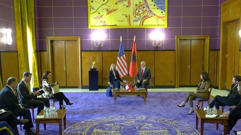 Vizita blic e drejtuesve të DASH shkund politikën shqiptare, akuzojnë Berishën për korrupsion dhe rrezik për sigurinë, amerikanët informacion të garantuar për kryefoltoristin Vizita blic e drejtuesve të DASH shkund politikën shqiptare, akuzojnë Berishën për korrupsion dhe rrezik për sigurinë, amerikanët informacion të garantuar për kryefoltoristin