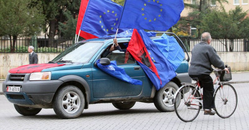 “Baza e NATO-s në Kuçovë po kthehet në një pikë strategjike”! Media franceze: Pushtimi i Ukrainës mund të përshpejtojë anëtarësimin e Shqipërisë në BE