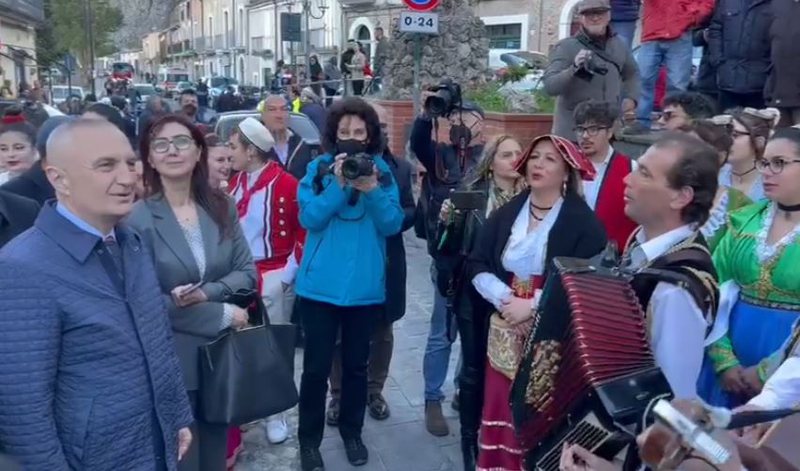 “O yll i bukur që nuk gjendesh”! Ilir Meta ia merr këngës atje ku nuk e njohin mirë…në Kalabri (Video)