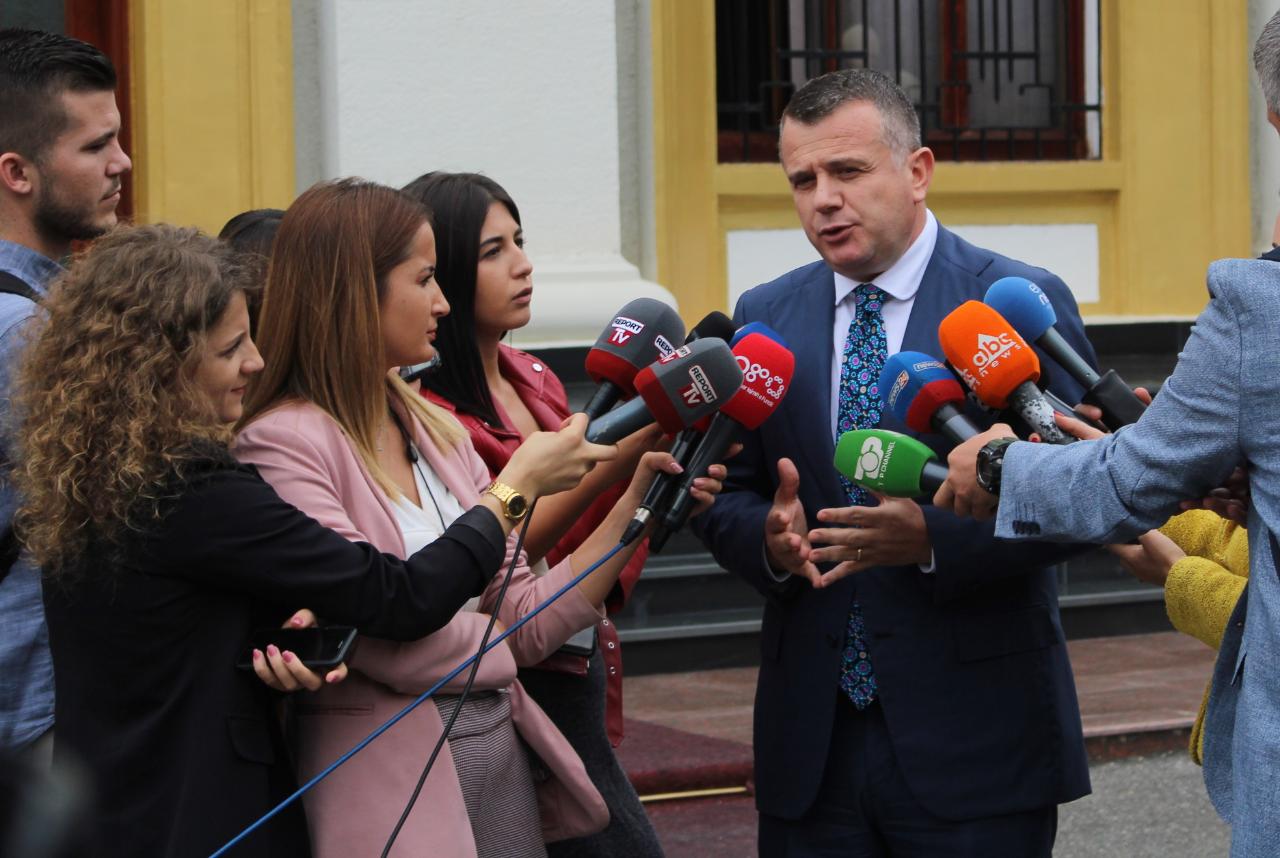 Si qëndron e vërteta e lajmit?! “Trimërohet” Balla përplaset me Ramën në mbledhjen e grupit të PS: Kërkon përjashtimin e Orlando Rakipit