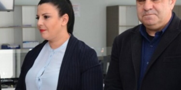 Ministrja Balluku tallet me qytetarët: Bleni makina elektrike mijëra euro se do të ribursojmë 50 euro në vit Ministrja Balluku tallet me qytetarët: Bleni makina elektrike mijëra euro se do të ribursojmë 50 euro në vit