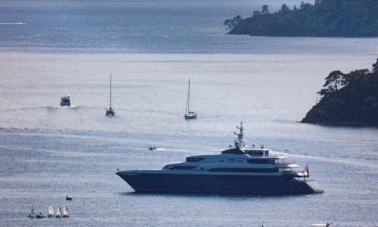 Super jahti i oligarkut rus mbërrin në ujërat turke Super jahti i oligarkut rus mbërrin në ujërat turke