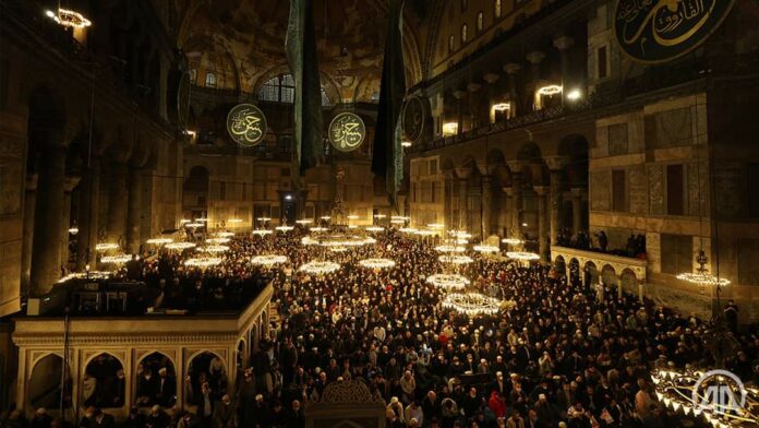 Pas 88 vjetësh, falet namazi i parë i teravisë në Xhaminë e Madhe Ajasofja (Shën Sofia) në Stamboll Pas 88 vjetësh, falet namazi i parë i teravisë në Xhaminë e Madhe Ajasofja (Shën Sofia) në Stamboll