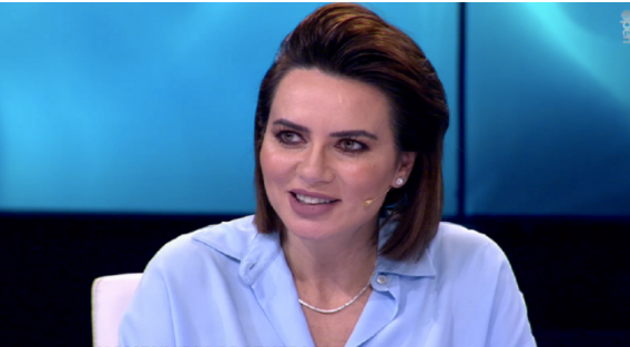 Kujt po i drejtohet? Grida Duma publikon videon ironizuese: Kënga s’ka pse të ndalohet sa kohë që populli të rrijë gjatë dhe vetëm në shfryrje…! Kujt po i drejtohet? Grida Duma publikon videon ironizuese: Kënga s’ka pse të ndalohet sa kohë që populli të rrijë gjatë dhe vetëm në shfryrje…!