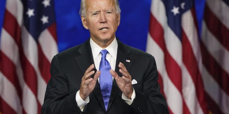 VIDEO/ Joe Biden e bën sërish: Tani nuk shtrëngon vetëm një dorë por të dyja duart me personin e “padukshëm” VIDEO/ Joe Biden e bën sërish: Tani nuk shtrëngon vetëm një dorë por të dyja duart me personin e “padukshëm”