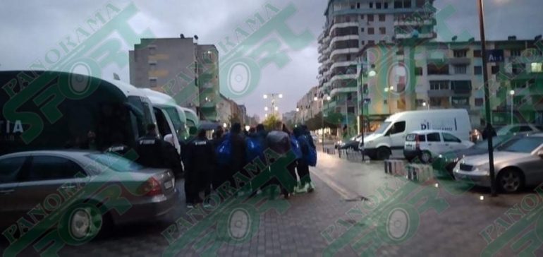 Kaos pas humbjes: Tifozët bllokojnë Dinamon dhe kthejnë ekipin në stadium për… Kaos pas humbjes: Tifozët bllokojnë Dinamon dhe kthejnë ekipin në stadium për…