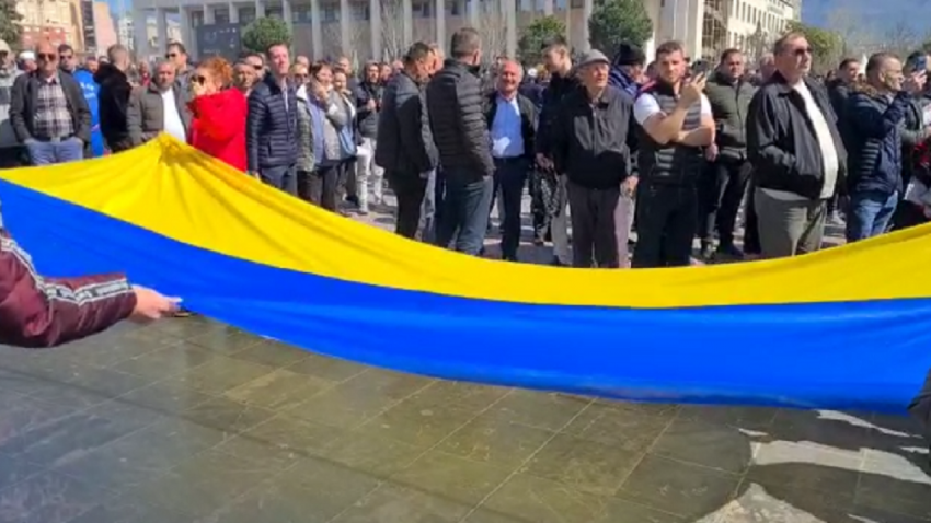 Marshimi për Ukrainën në Tiranë, përfaqësuesja e SHBA: Nuk ka popull më të fortë se shqiptarët, e dini mirë se çfarë është lufta dhe solidariteti Marshimi për Ukrainën në Tiranë, përfaqësuesja e SHBA: Nuk ka popull më të fortë se shqiptarët, e dini mirë se çfarë është lufta dhe solidariteti