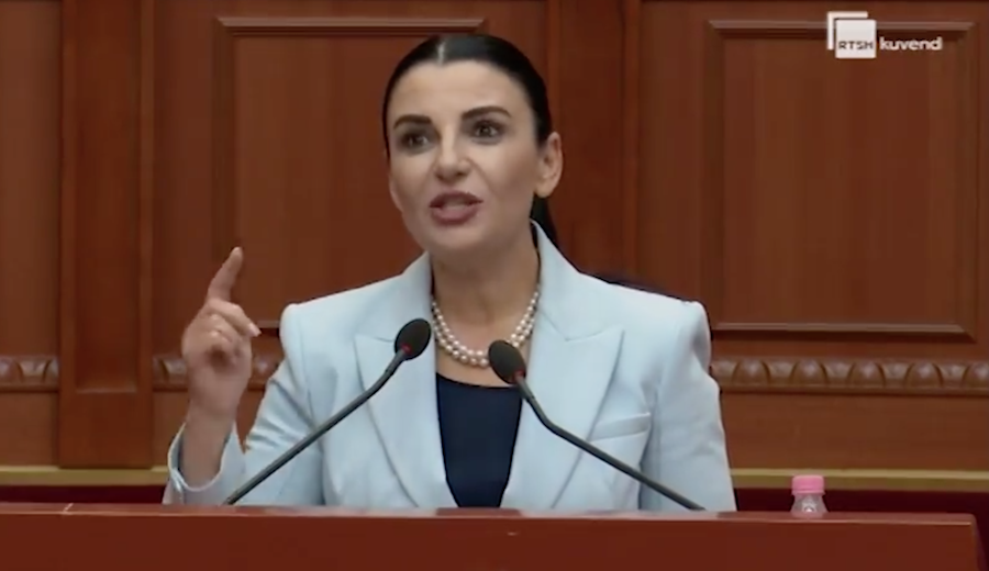 Po mbante fjalim për energjinë në Kuvend, Belinda Ballukut i ndërpriten dritat, në sallë nis e qeshura Po mbante fjalim për energjinë në Kuvend, Belinda Ballukut i ndërpriten dritat, në sallë nis e qeshura