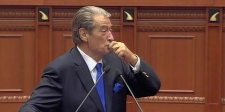 Sali Berisha në rolin e “kryeinformatorit”: Lulzim Basha darkoi dje me Ramën në Dhërmi, ma tha roja i hotelit Sali Berisha në rolin e “kryeinformatorit”: Lulzim Basha darkoi dje me Ramën në Dhërmi, ma tha roja i hotelit