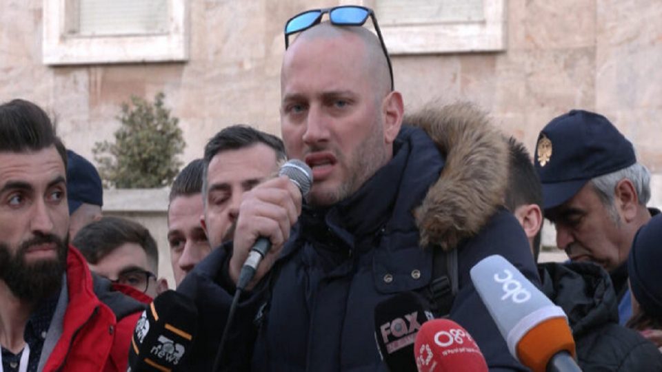 Allajbeu i Spitalit Amerikan blen Florian Binajn me paratë e tenderave që merr në qeveri. Si u gremis morali i aktorit nga simbol i protestave në prehrin e oligarkut Allajbeu i Spitalit Amerikan blen Florian Binajn me paratë e tenderave që merr në qeveri. Si u gremis morali i aktorit nga simbol i protestave në prehrin e oligarkut