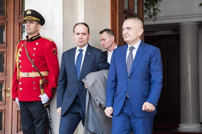 Bujar Nishani u nis jashtë shtetit për kurim, Meta e quan President: Lutem për kthim sa më parë pranë familjes së tij Bujar Nishani u nis jashtë shtetit për kurim, Meta e quan President: Lutem për kthim sa më parë pranë familjes së tij