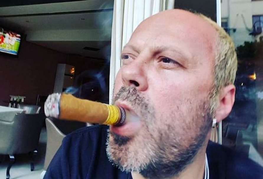 Gruaja e këngëtarit të njohur i grabit shtëpinë me ndihmën e Kadastrës dhe e shet dy herë brenda muajit për t’ia hedhur drejtësisë Gruaja e këngëtarit të njohur i grabit shtëpinë me ndihmën e Kadastrës dhe e shet dy herë brenda muajit për t’ia hedhur drejtësisë