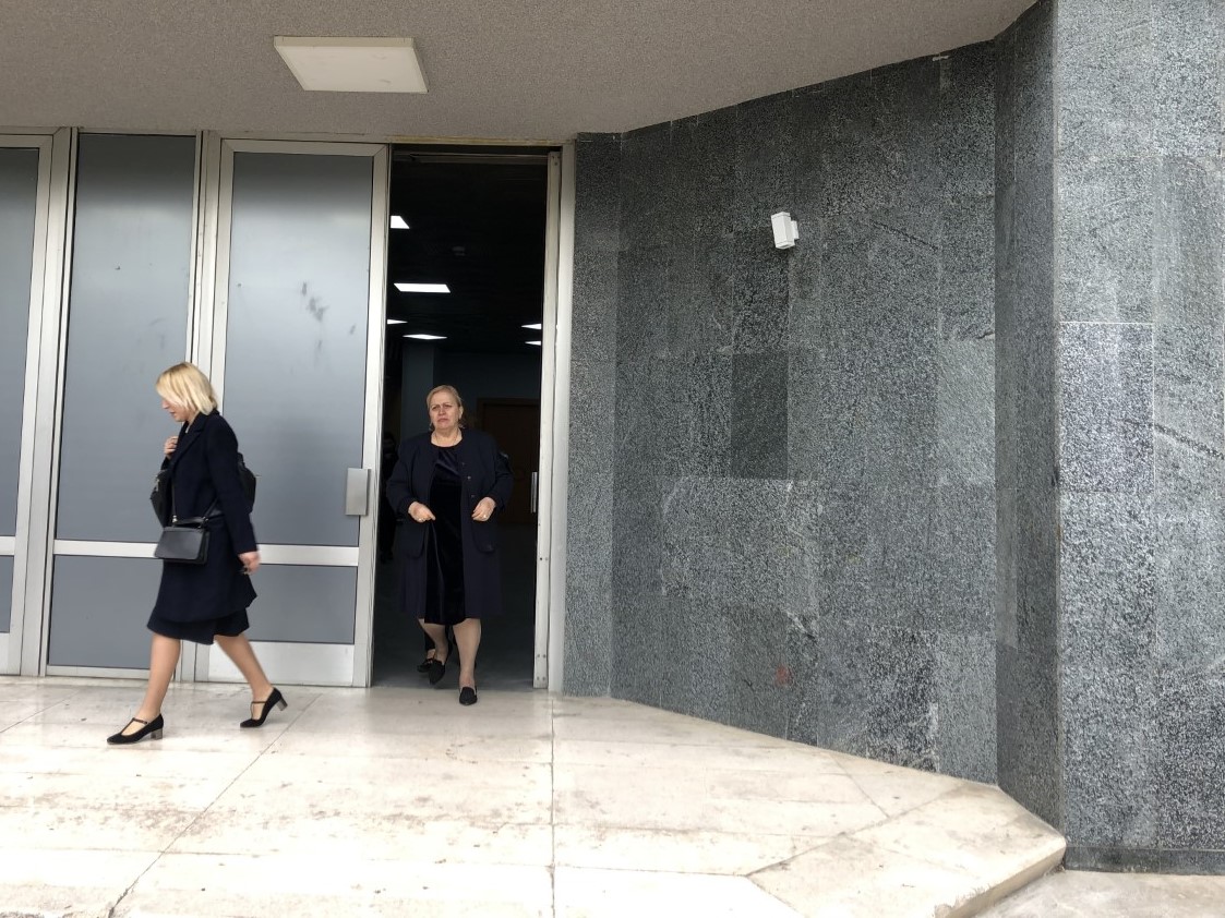 A po lëviz Fida Osmani çantat me para për t’i shpëtuar shkarkimit? Vetingu në provë! Rikonfirmimi kushton 600 mijë euro nën dorë