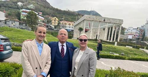 Eruditi Sazan Guri nis fushatën presidenciale: Kam fytyrë të bardhë si ilirët dhe arbnorët e dikurshëm Eruditi Sazan Guri nis fushatën presidenciale: Kam fytyrë të bardhë si ilirët dhe arbnorët e dikurshëm