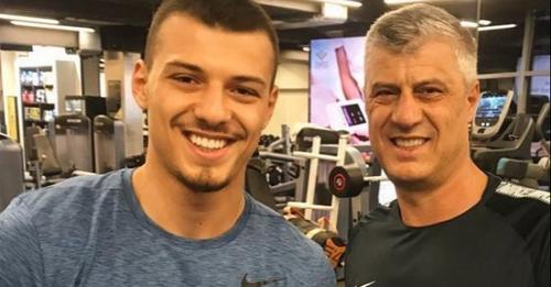 Hashim Thaçi feston ditëlindjen në paraburgim në Hagë, urimi i të birit: Jam krenar që ke sakrifikuar për çlirimin dhe lirinë e Kosovës Hashim Thaçi feston ditëlindjen në paraburgim në Hagë, urimi i të birit: Jam krenar që ke sakrifikuar për çlirimin dhe lirinë e Kosovës