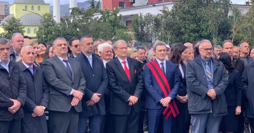 Masakra e 2 prillit në Shkodër: I akuzuar si “hjeksi” Berisha me saliarët merr pjesë në homazhe e viktimave! Masakra e 2 prillit në Shkodër: I akuzuar si “hjeksi” Berisha me saliarët merr pjesë në homazhe e viktimave!