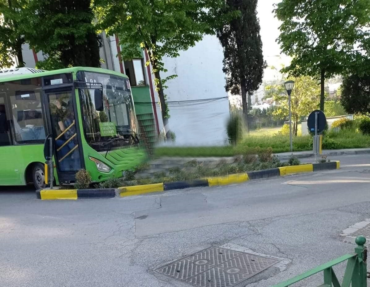 Autobuzat elektrik “Green” vënë shoferat në gjumë: Ja dhe autobusi i radhës merr përpara lulishten te rreth-rrotullimi Autobuzat elektrik “Green” vënë shoferat në gjumë: Ja dhe autobusi i radhës merr përpara lulishten te rreth-rrotullimi