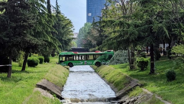 Autobusi në lumin ‘Lanë’, Veliaj sondazh në rrjetet sociale: A ta lëmë si një instalacion?
