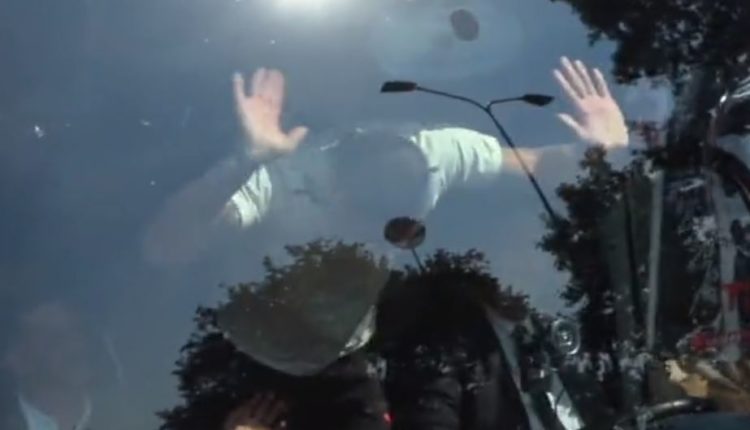 VIDEO/ Xhami i autobusit kriset nga goditjet e Ibrahimovic, po bën xhiron e rrjeteve sociale VIDEO/ Xhami i autobusit kriset nga goditjet e Ibrahimovic, po bën xhiron e rrjeteve sociale