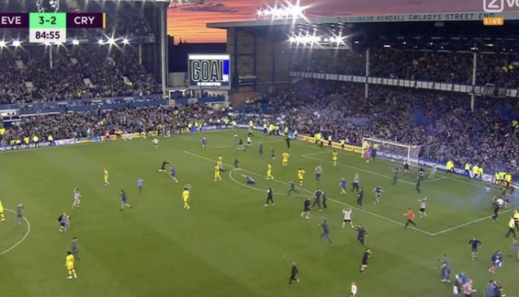 VIDEO/ Skena të pazakonta në Premier League, tifozët e Everton futen në fushë për të festuar me lojtarët në minutën e 85 për përmbysjen e madhe VIDEO/ Skena të pazakonta në Premier League, tifozët e Everton futen në fushë për të festuar me lojtarët në minutën e 85 për përmbysjen e madhe