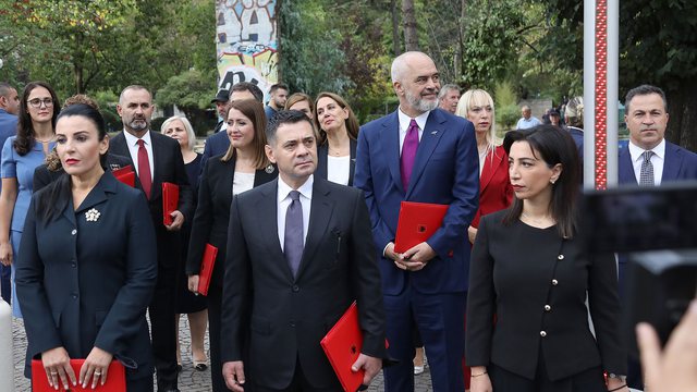 Kufizime për ministrat: Rama i’u ndalon takimet me biznesmenë, bixhozin dhe shkeljen e… rregullave të qarkullimit Kufizime për ministrat: Rama i’u ndalon takimet me biznesmenë, bixhozin dhe shkeljen e… rregullave të qarkullimit