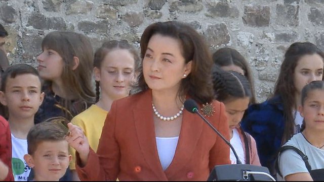 Yuri Kim mesazh shqiptarëve: Të mësojmë nga gabimet e të shkuarës dhe të shohim drejt të ardhmes Yuri Kim mesazh shqiptarëve: Të mësojmë nga gabimet e të shkuarës dhe të shohim drejt të ardhmes