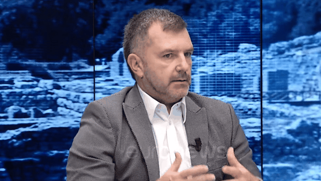 Qesharake analiza nga “mjeshtri” i anal-izave Bushati: Policia dështoi përballë huliganëve se nuk u lejua të bëjë detyrën Qesharake analiza nga “mjeshtri” i anal-izave Bushati: Policia dështoi përballë huliganëve se nuk u lejua të bëjë detyrën