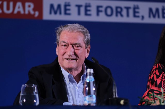 Sali Berisha dorëzohet para socialistëve! Ish-kryeministri mashtroi publikisht, por del zbuluar Sali Berisha dorëzohet para socialistëve! Ish-kryeministri mashtroi publikisht, por del zbuluar