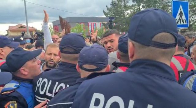 Degradon situata/ Bllokojnë rrugën, shpërthejnë tensionet mes policisë dhe banorëve deri në përplasje fizike. Zbarkon FNSH dhe marrin vendimin urgjent Degradon situata/ Bllokojnë rrugën, shpërthejnë tensionet mes policisë dhe banorëve deri në përplasje fizike. Zbarkon FNSH dhe marrin vendimin urgjent