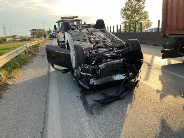 Aksident i frikshëm, makina përmbyset në mes të autostradës Tiranë-Durrës