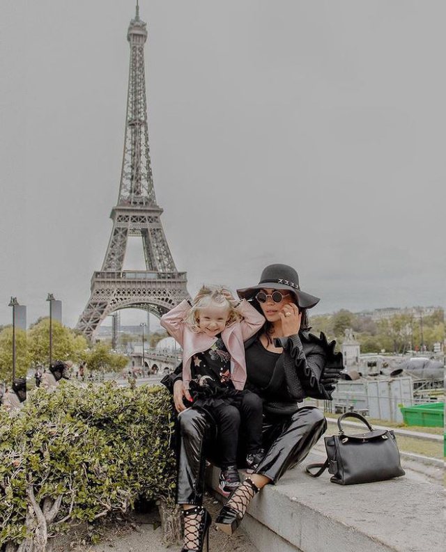 Dalin pamjet: Këngëtarja e njohur shqiptare përfundon në spital, vajza e saj… Dalin pamjet: Këngëtarja e njohur shqiptare përfundon në spital, vajza e saj…