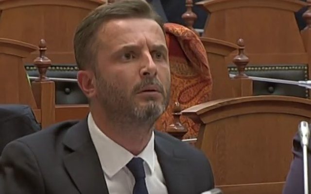 “Dëgjon kush në këtë vend se sa rëndë jemi”? Erion Braçe shpërthen i revoltuar dhe tregon çfarë po ndodh: Kjo është goditja e tretë e fortë! Gjithë bota po dridhet … “Dëgjon kush në këtë vend se sa rëndë jemi”? Erion Braçe shpërthen i revoltuar dhe tregon çfarë po ndodh: Kjo është goditja e tretë e fortë! Gjithë bota po dridhet …