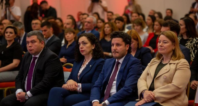 Askush nuk është në situatë që të zgjedhë qeveri në një vend tjetër! Abazoviç i mbyll gojën presidentes së Kosovës për “Ballkanin e Hapur Askush nuk është në situatë që të zgjedhë qeveri në një vend tjetër! Abazoviç i mbyll gojën presidentes së Kosovës për “Ballkanin e Hapur