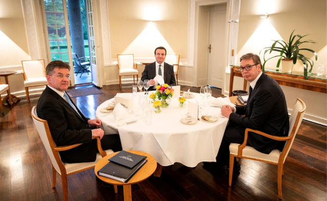 Darkat jo formale, “shfaqje pa përmbajtje”