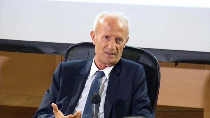 BKH ka target të analizojë dosjen e DASH që shpalli ish-kryeministrin “non grata”! Ish-kryeprokurori Arben Rakipi paralajmëron telashe dhe arrestimin e Berishës BKH ka target të analizojë dosjen e DASH që shpalli ish-kryeministrin “non grata”! Ish-kryeprokurori Arben Rakipi paralajmëron telashe dhe arrestimin e Berishës