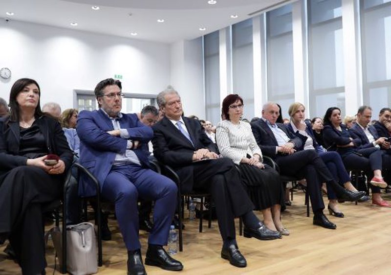 Berisha mbledh Këshillin e “Foltores”: Paloka zgjidhet kryetar me 300 vota! Në sallë vetëm 211 pjesëmarrës