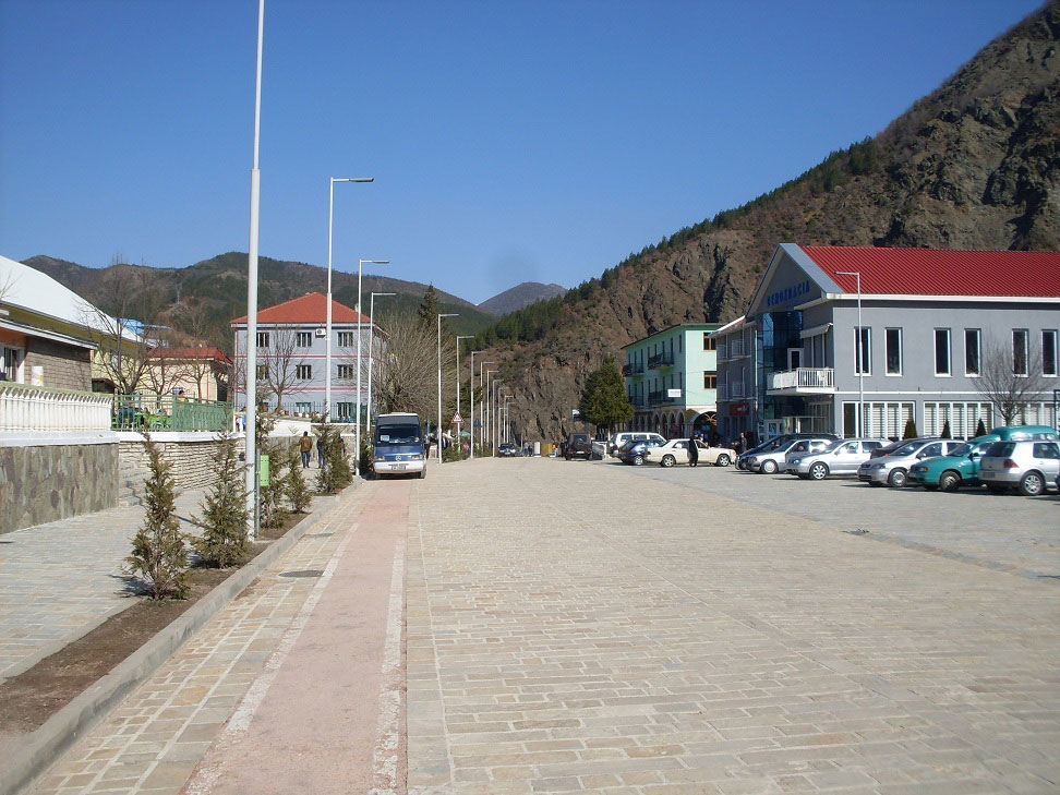 Tjetër tragjedi! Vdesin nëna 42 vjeç dhe dy vajzat 15 dhe 18 vjeç në Fushë Arrëz:  Bien në kontakt me energjinë elektrike