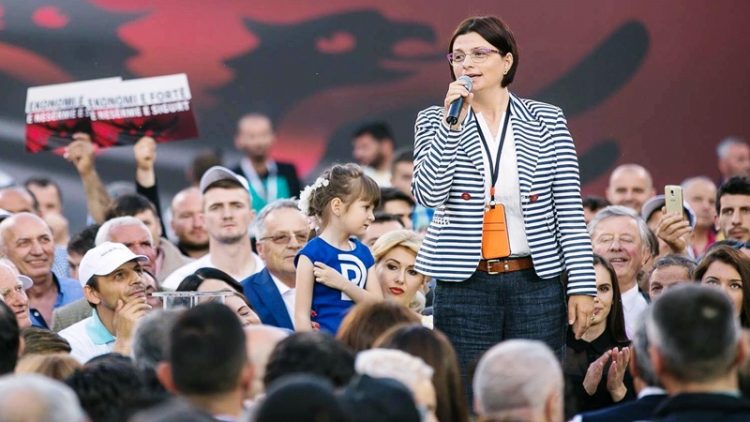 Më e votuara e Foltores së Berishës shpërthen me “inteligjencë”: “Non grata” e SHBA për Doktorin nuk është një hata! Rëndësi ka që në Shqipëri nuk preket Më e votuara e Foltores së Berishës shpërthen me “inteligjencë”: “Non grata” e SHBA për Doktorin nuk është një hata! Rëndësi ka që në Shqipëri nuk preket