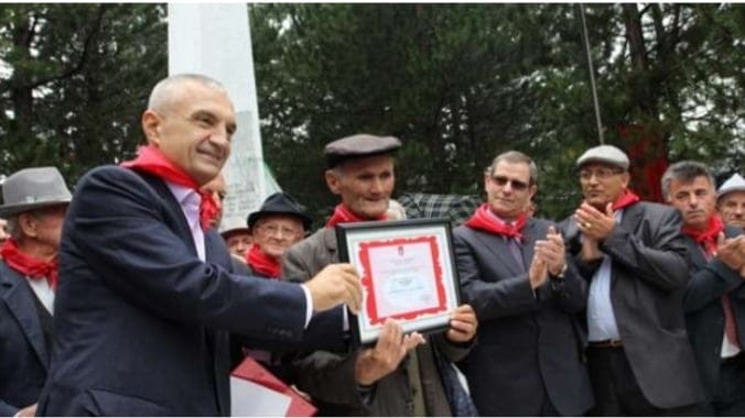 A do ndodh?! I zhytur në llum dhe i akuzuar si spiun Meta Metaj: Do të jem në politikë edhe 25 vite të tjera! Mandatin e dytë si president do e marr… A do ndodh?! I zhytur në llum dhe i akuzuar si spiun Meta Metaj: Do të jem në politikë edhe 25 vite të tjera! Mandatin e dytë si president do e marr…