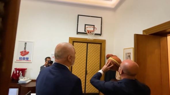 Këtu ndodh gjithçka? Jam xheloz! Rama publikon pamjet kur i tregon zyrën Presidentit Charles Michel: Ja dhurata për zyrtarin e BE Këtu ndodh gjithçka? Jam xheloz! Rama publikon pamjet kur i tregon zyrën Presidentit Charles Michel: Ja dhurata për zyrtarin e BE